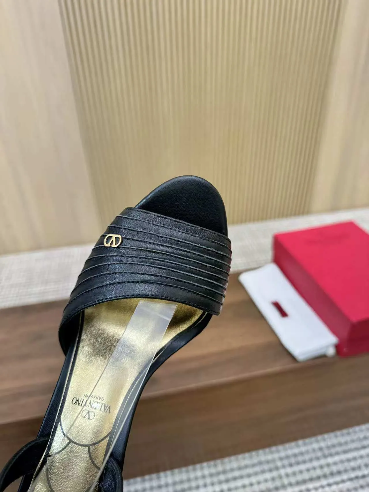 👟👟Ex-factory price 440👟👟 Genuine leather sole +40 Top version 𝑉𝐴𝐿𝐸𝑁𝑇𝐼𝑁𝑂 Valentino new spring and summer women's sandals worth buying ★Absolutely high-grade ❥Original method Absolute sensibility ❥Elegant style Create a different feeling Simple temperament style!  Code number: 35-41 (34-42 customized) Fabric: Imported sheepskin Lining: Lined sheepskin Heel height: 8 cm Leather outsole Rubber outsole